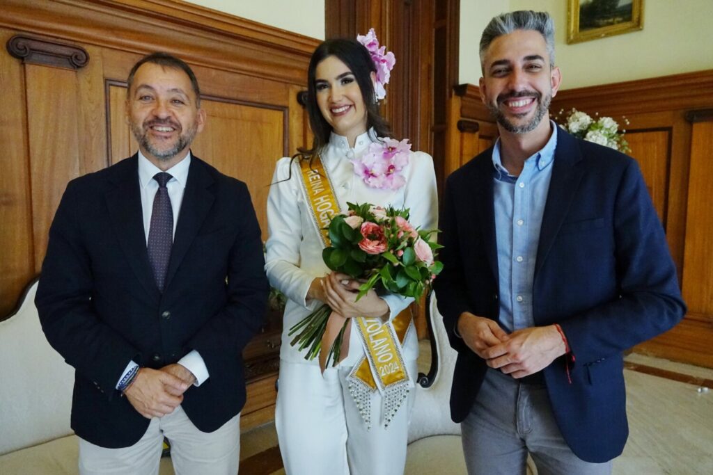 La reina del Carnaval del Hogar Venezolano visita Tenerife. Verónica Rodrigues, reina del Carnaval del Hogar Canario Venezolano, junto a José Manuel Bermújdez, alcalde del Ayuntamiento de Santa Cruz de Tenerife, y el concejal de Fiestas, Javier Caraballero/ Ayuntamiento de Santa Cruz de Tenerife.