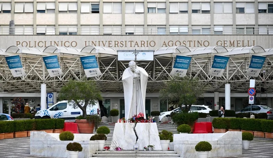 El papa Francisco no estará en los actos del fin de semana. Imagen: Vista exterior del Hospital Gemelli, donde el papa Francisco está internado. EFE/EPA/Alessandro di Meo