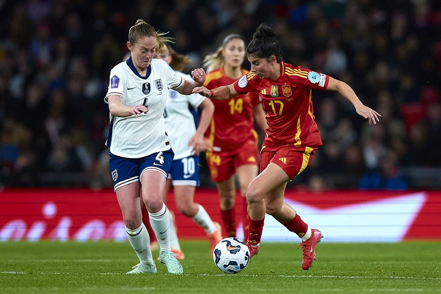 Inglaterra -España. La centrocampista de Inglaterra Keira Walsh (i) disputa un balón ante la delantera española Lucía García. Imagen EFE