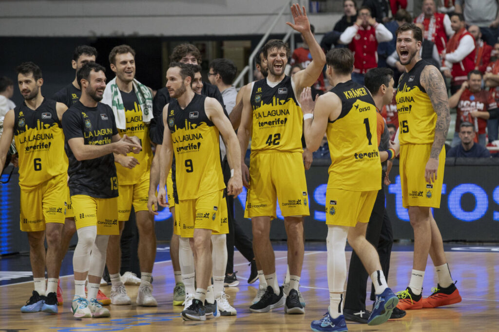 Jugadores de La Laguna Tenerife celebra su último triunfo en la Liga Endesa en Murcia. Imagen: EFE/Marcial Guillén