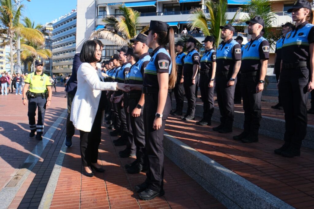 La alcaldesa de Las Palmas de Gran Canaria, Carolina Darias, en el acto de bienvenida de los 45 agentes de la Policía Local/ Ayuntamiento de Las Palmas de Gran Canaria.