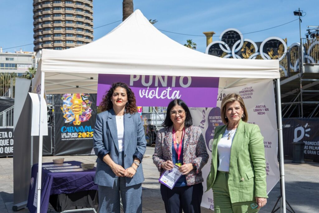 Se presentan los Puntos Violeta del Carnaval de Las Palmas de Gran Canaria. Las concejalas de Igualdad, Betsaida González, y de Carnaval, Inmaculada Medina, junto a la alcaldesa, Carolina Darias, en la presentación del Punto Violeta/ Ayuntamiento de Las Palmas de Gran Canaria.