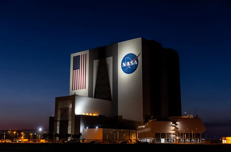 Una vista del edificio de ensamblaje de vehículos de la NASA en el Centro Espacial Kennedy en Cabo Cañaveral, Florida, EE.UU., en una fotografía de archivo. EFE/EPA/Cristóbal Herrera-Ulashkevich