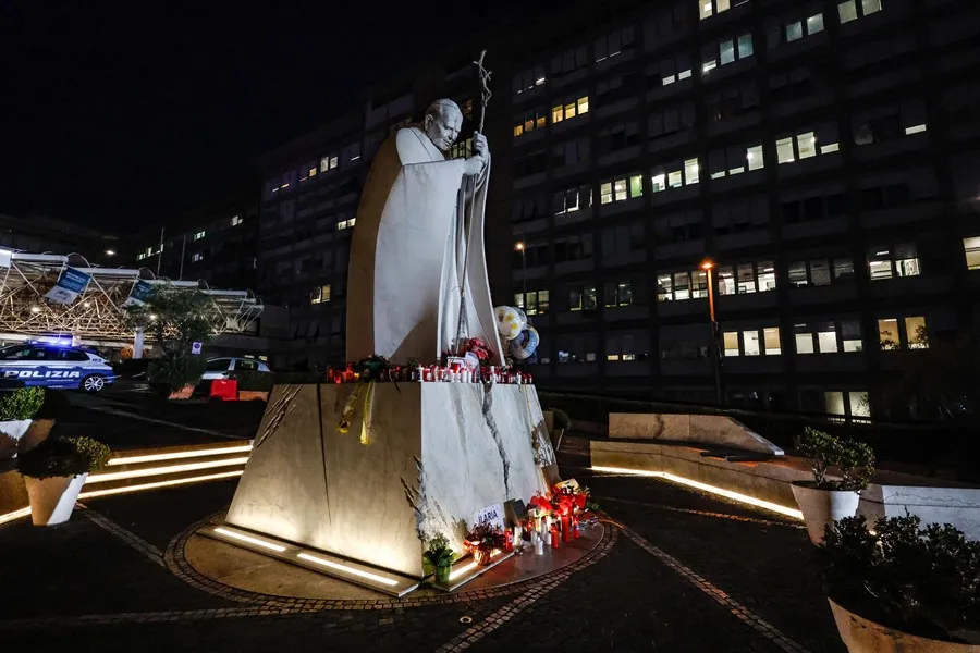 El papa Francisco experimenta una "leve mejoría". Imagen: Visión nocturna del hospital Gemelli de Roma donde se encuentra ingresado el papa Francisco. EFE