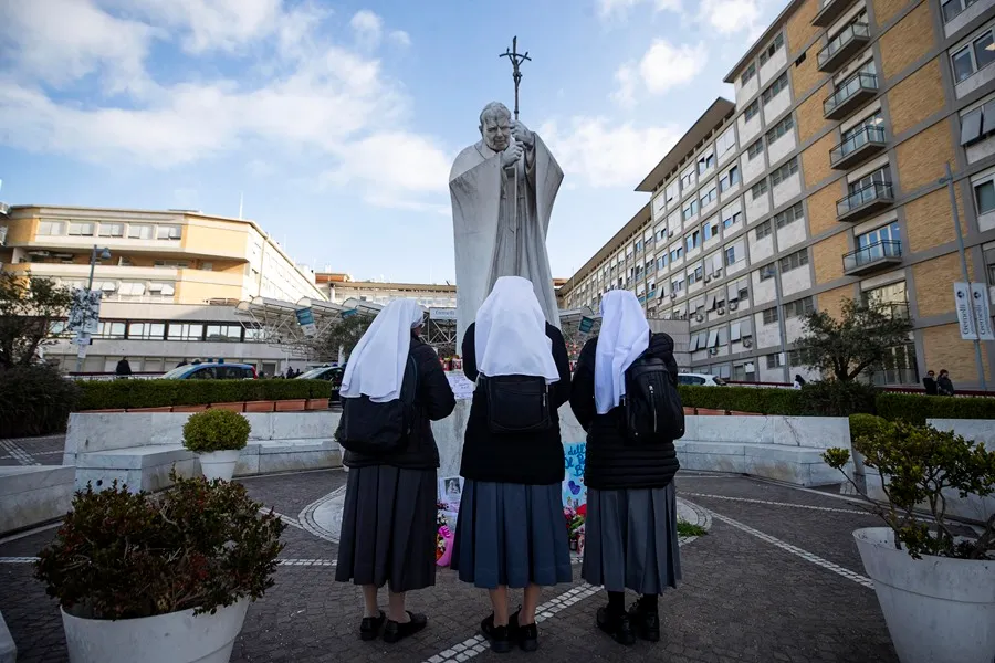 El papa Francisco sufre un empeoramiento de su estado de salud. Imagen: Tres monjas rezan por la salud del Papa Francisco. EFE