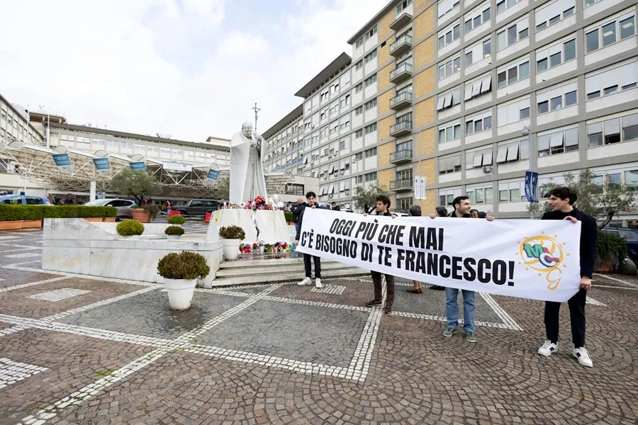 Decimosegundo día de ingreso del papa Francisco, que se encuentro "estable" en el hospital Gemelli. Imagen EFE