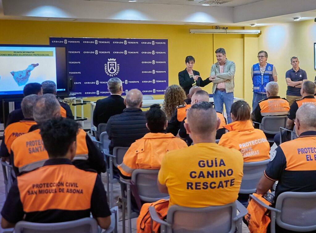 Tenerife reforzará el sistema de emergencias. Reunión de Iván Martín con las asociaciones de protección civil/ Cabildo de Tenerife.