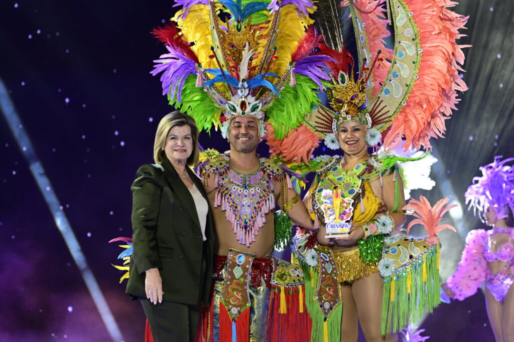 La concejala de Carnaval, Inmaculada Medina, junto a dos miembros de la comparsa Sur Caliente