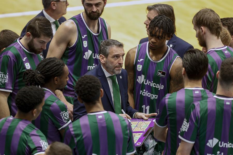 El entrenador del Unicaja, Ibon Navarro (c), durante el encuentro de la Liga Endesa. Imagen EFE