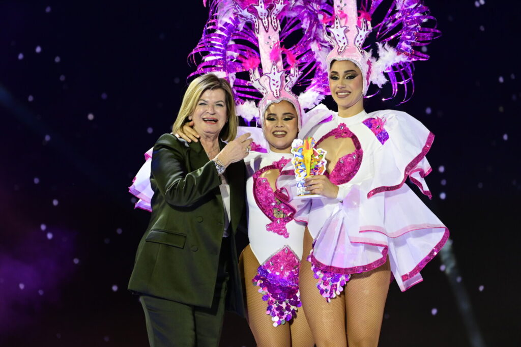 La concejala de Carnaval, Inmaculada Medina, junto a dos bailarinas de la comparsa Yoruba