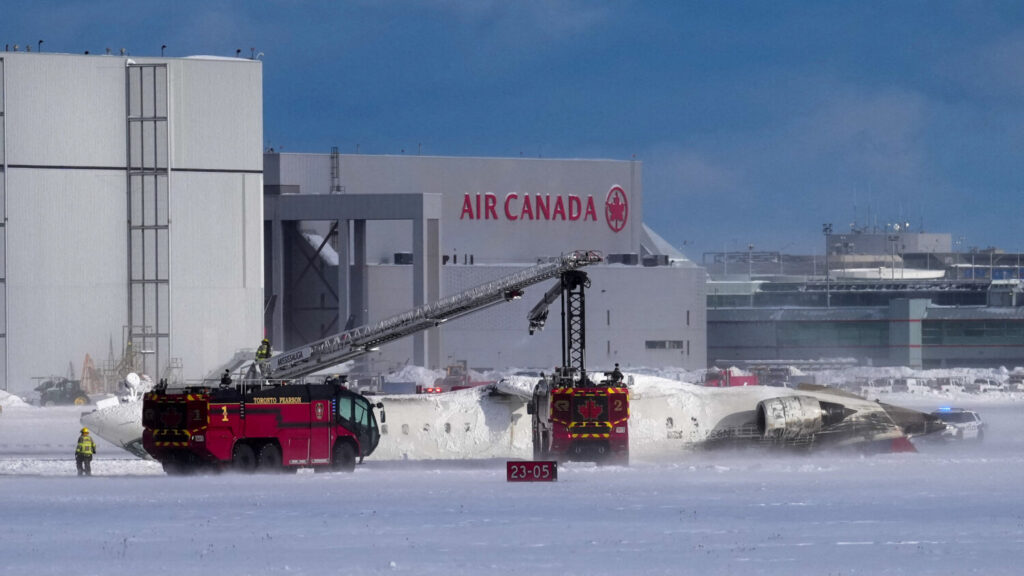 Primera respuesta de emergencias en el accidente de avión registrado en Toronto / REUTERS/Arlyn McAdorey