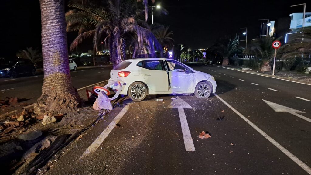 Un vehículo impacta contra varios elementos de la calzada en Costa Teguise