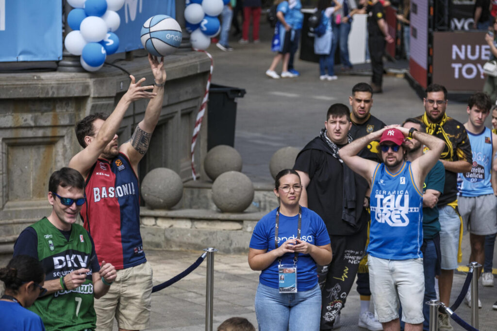 Celebrar la Copa del Rey, aunque tu equipo no esté clasificado. LAS PALMAS DE GRAN CANARIA (ESPAÑA), 14/02/2025.- La Copa del Rey de baloncesto no solo congrega en Las Palmas de Gran Canaria a las aficiones de los ocho mejores equipos del año en la Liga Endesa, sino también a seguidores de otros clubes que no se han clasificado para esta edición del torneo, pero que no quieren perderse la fiesta. En la imagen, seguidores de Baskonia (con su denominación anterior, 3i, y también con la antigua de Tau Cerámica, (4d) y del Breogán (d) comparten ambiente en la 'Fan Zone' de la ciudad con hinchas del Joventut (2i) y de La Laguna Tenerife (2d). EFE/ Angel Medina G.