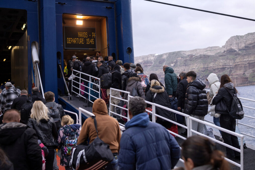 Los barcos estos días desde Santorini a El Pireo van completamente llenos / REUTERS/Alkis Konstantinidis