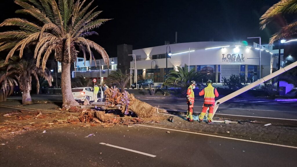 Un vehículo impacta contra varios elementos de la calzada en Costa Teguise