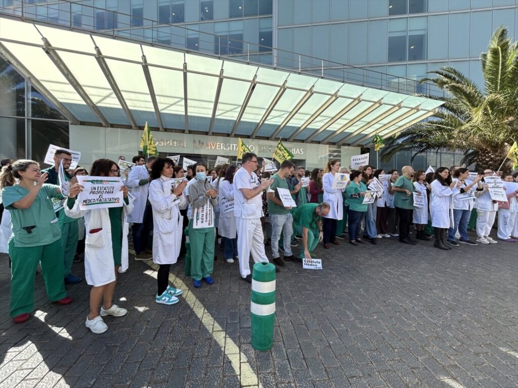 Concentración de médicos a las puertas del HUC para protestar contra el Estatuto Marco del Ministerio de Sanidad. Imagen CESM/Europa Press