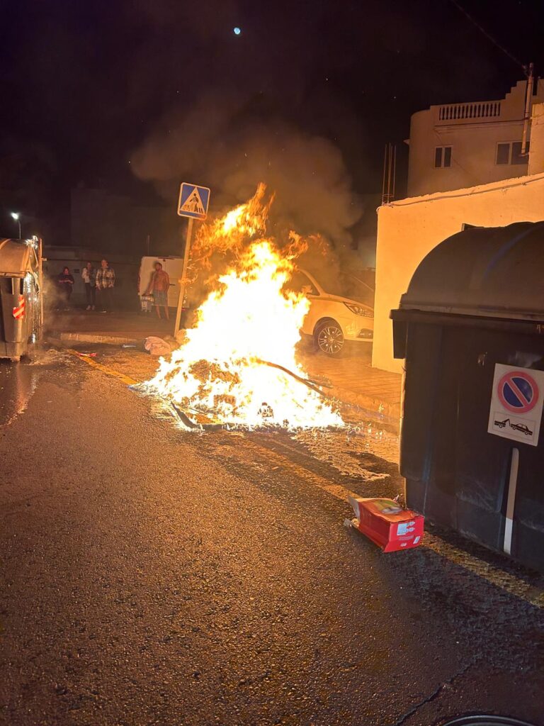 Incendiados más de diez contenedores en Arrecife, Lanzarote