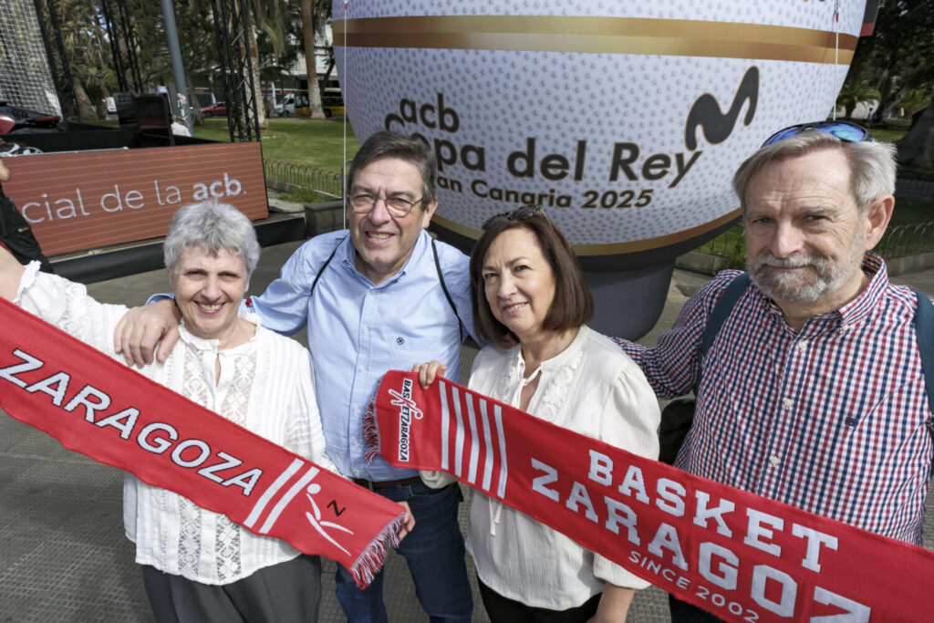 Celebrar la Copa del Rey, aunque tu equipo no esté clasificado. LAS PALMAS DE GRAN CANARIA (ESPAÑA), 14/02/2025.- La Copa del Rey de baloncesto no solo congrega en Las Palmas de Gran Canaria a las aficiones de los ocho mejores equipos del año en la Liga Endesa, sino también a seguidores de otros clubes que no se han clasificado para esta edición del torneo, pero que no quieren perderse la fiesta. En la imagen, Elena, Agustín, María José y Carlos (i-d), cuatro seguidores del Casademont Zaragoza, en la 'Fan Zone' de la ciudad (3i). EFE/ Angel Medina G.