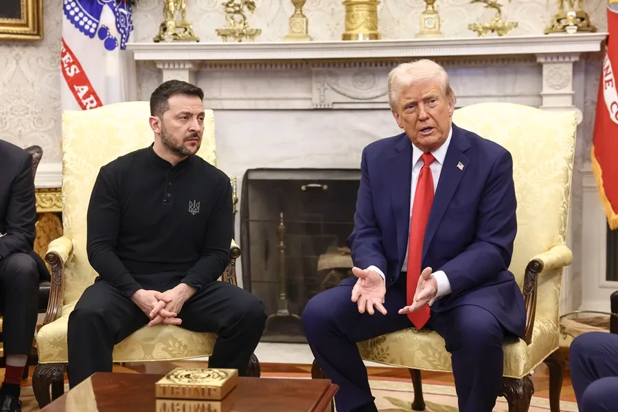 El presidente estadounidense, Donald Trump (d), se reúne con el presidente ucraniano, Volodymyr Zelensky (i), en el Despacho Oval de la Casa Blanca. EFE/EPA/Jim Lo Scalzo