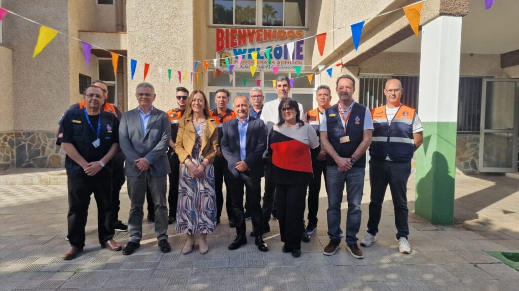 Protección Civil visita el CEIP Punta Brava, en Tenerife. Protección Civil y Emergencias en el CEIP Punta Brava en Puerto de la Cruz, Tenerife/ Ministerio del Interior.