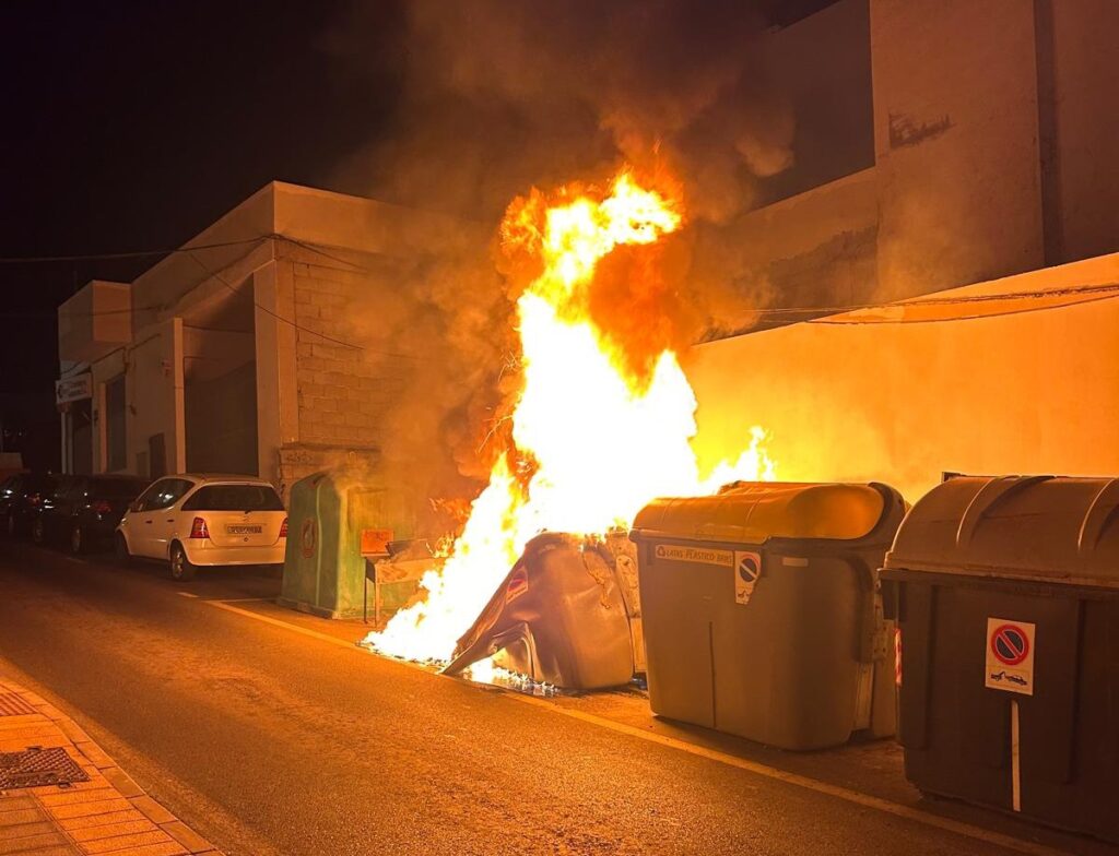 Incendiados más de diez contenedores en Arrecife, Lanzarote