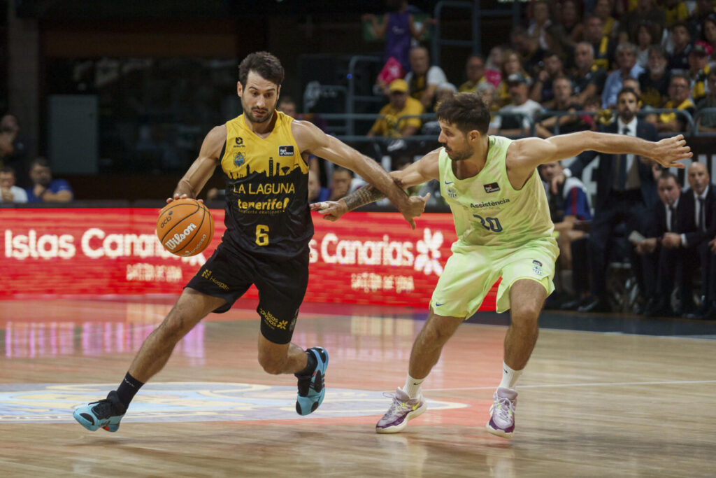 El base del Laguna Tenerife, Bruno Fitipaldo (i) ante el base del Barça, Laprovittola, durante el partido de la liga ACB que La Laguna Tenerife y Barça disputaron esta temporada en el Pabellón Santiago Martín de La Laguna (Tenerife). EFE/Ramón de la Rocha