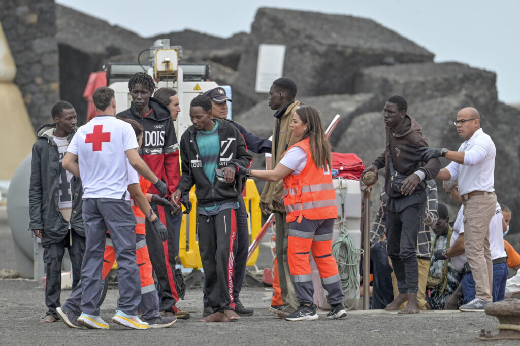 Salvamento Marítimo rescata a 73 personas a bordo de un cayuco en El Hierro