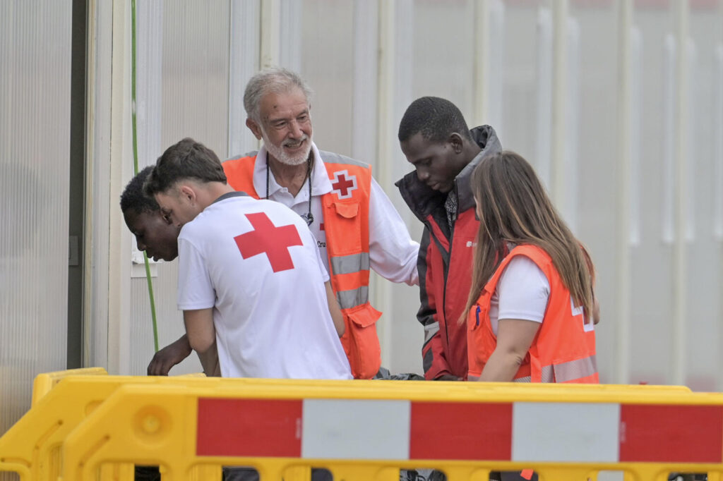 Salvamento Marítimo rescata a 73 personas a bordo de un cayuco en El Hierro