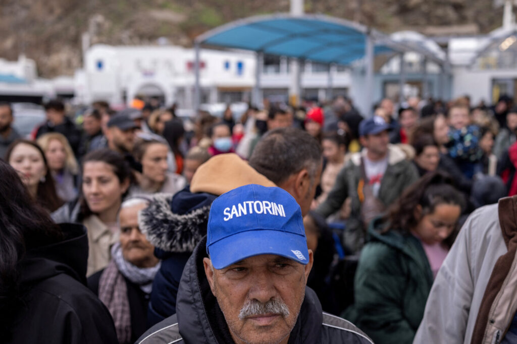 Cientos de personas aguardan el ferry que les llevará al puerto del Pireo durante el aumento de la actividad sísmica en Grecia /   REUTERS/Alkis Konstantinidis