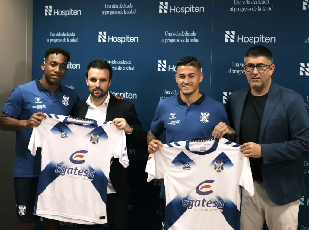 Los jugadores del CD Tenerife, Landazuri y Jorge Padilla, han sido presentados oficialmente junto al director deportivo Mauro Pérez y el consejero Ayoze García