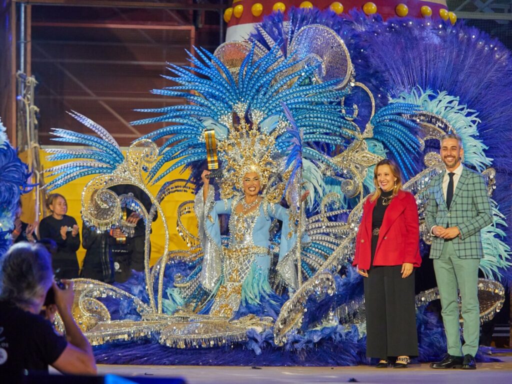 La Primera Dama de Honor de la Reina de los Mayores celebrando su premio / RTVC 