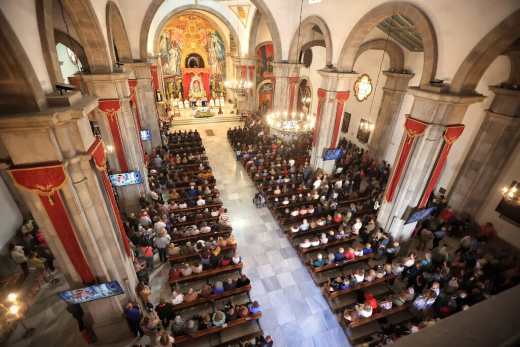 La jornada en honor a la Virgen de Candelaria ha comenzado con dos eucaristías en la Basílica y posterior procesión