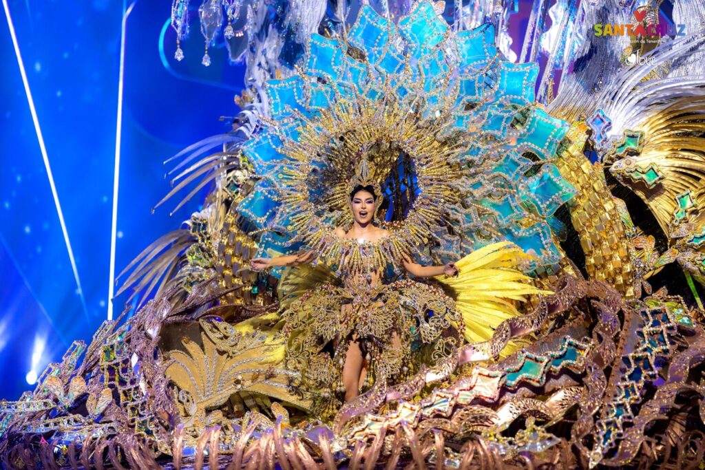 Fotografía de la Reina del Carnaval 2024. Corina Mrazek González, con la fantasía “El Mundo”, diseñada por Santi Castro