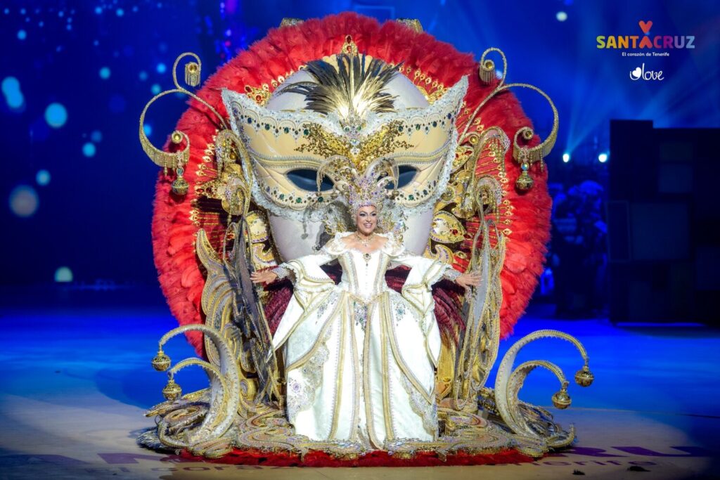 María Julia Bello García durante su desfile en la Gala de Elección de la Reina de los Mayores del Carnaval de Santa Cruz de Tenerife 2025 / Ayuntamiento de Santa Cruz de Tenerife