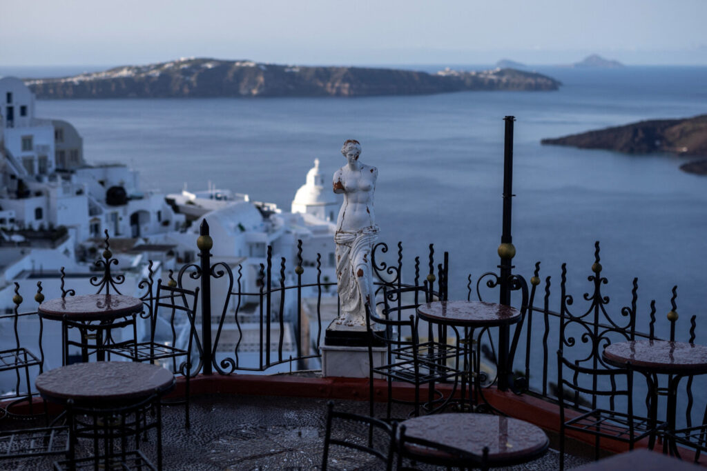 Santorini se vacía tras la oleada de terremotos