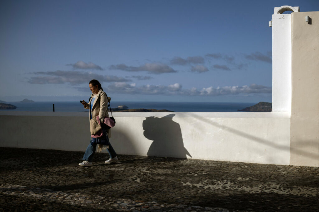 Fuertes terremotos se repiten en Santorini y miles de personas abandonan la isla