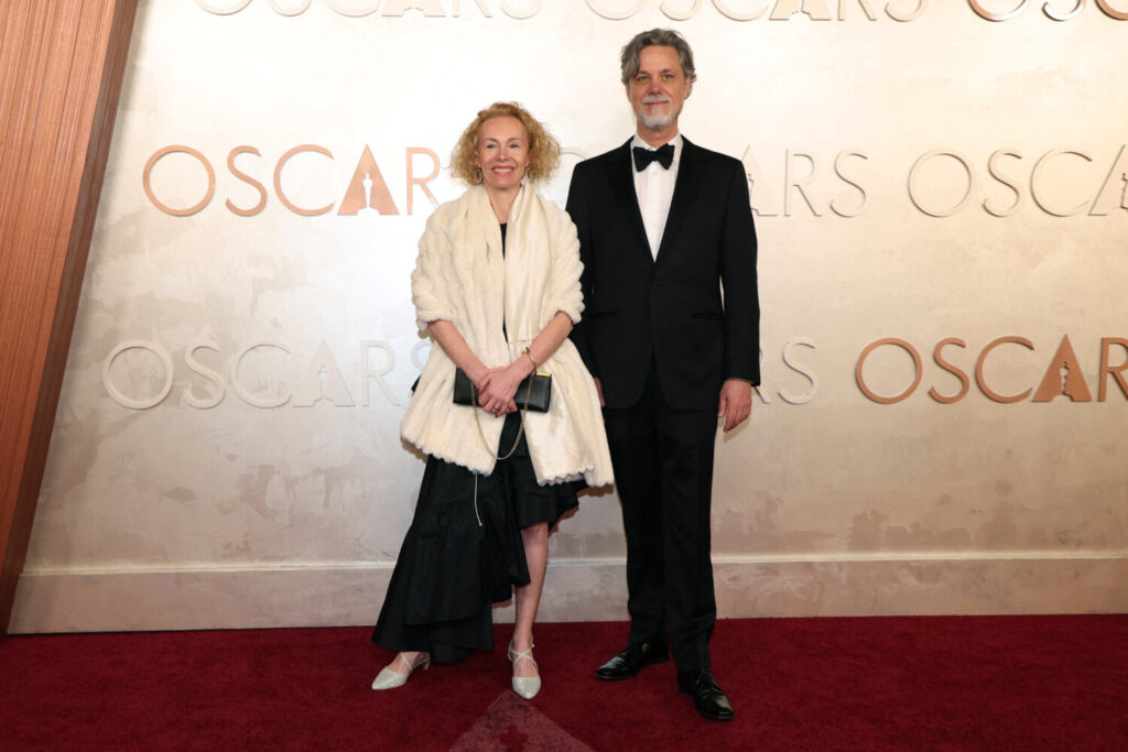 Craig Lathrop y Beatrice Brentnerova posan durante la llegada de los Oscars en la 97ª edición de los Premios de la Academia en Hollywood, Los Ángeles, California, Estados Unidos, 2 de marzo de 2025. REUTERS/Mario Anzuoni