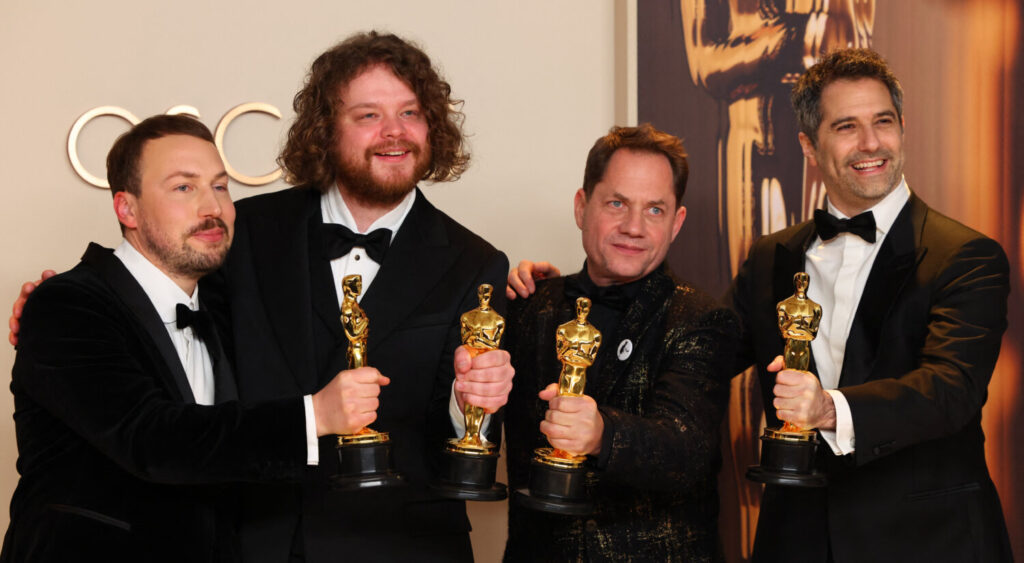 Gints Zilbalodis, Matiss Kaza, Ron Dyens y Gregory Zalcman posan con el Oscar a la Mejor Película de Animación por «Flow» en la sala de fotos de los Oscars durante la 97ª edición de los Premios de la Academia en Hollywood, Los Ángeles, California, Estados Unidos, 2 de marzo de 2025. REUTERS/Daniel Cole