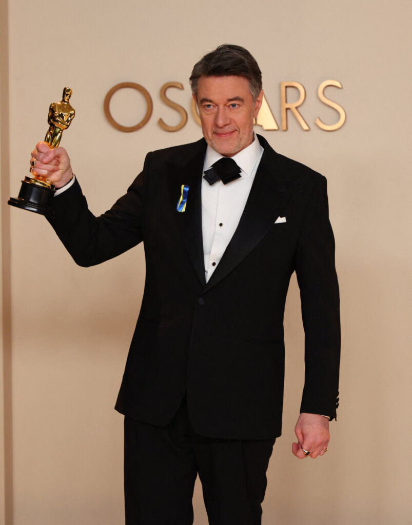 Peter Straughan posa con el premio al Mejor Guión Adaptado por «Cónclave» en la sala de fotos de los Oscars en la 97 edición de los Premios de la Academia en Hollywood, Los Ángeles, California, Estados Unidos, 2 de marzo de 2025. REUTERS/Daniel Cole