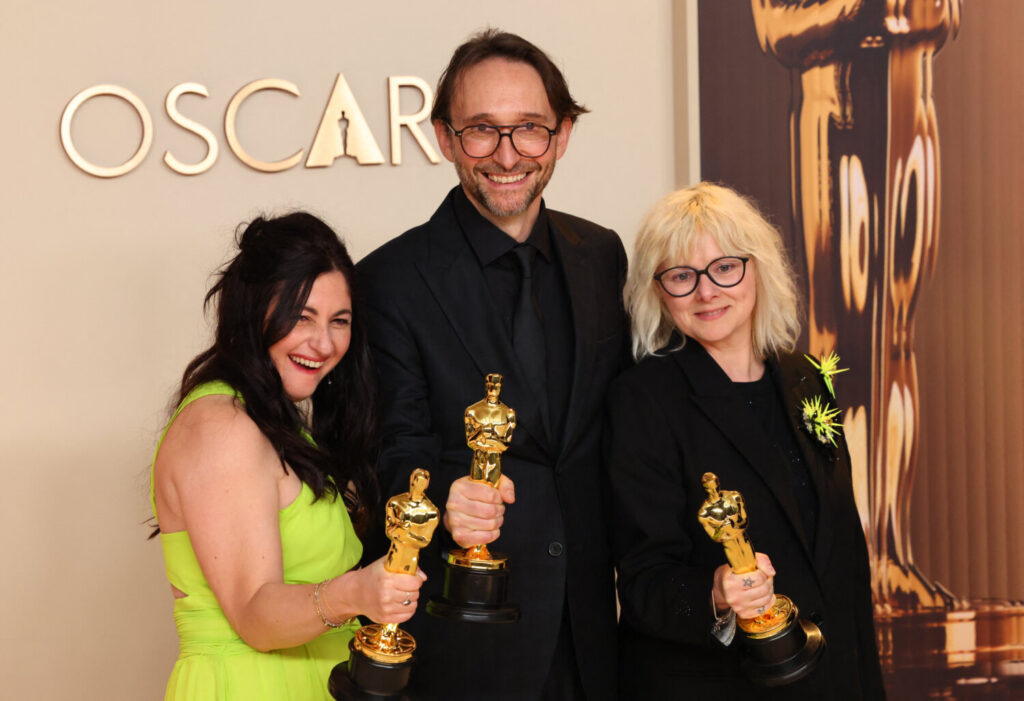 Pierre-Olivier Persin, Stephanie Guillon y Marilyne Scarselli posan con el Oscar al Mejor Maquillaje y Peluquería por «La Sustancia» en la sala de fotos de los Oscars en la 97ª edición de los Premios de la Academia en Hollywood, Los Ángeles, California, Estados Unidos, 2 de marzo de 2025. REUTERS/Daniel Cole