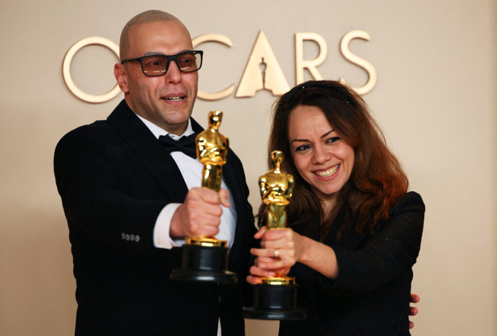 Shirin Sohani y Hossein Molayemi posan con el Oscar al Mejor Cortometraje de Animación por «In the Shadow of the Cypress» en la sala de fotos de los Oscars en la 97ª edición de los Premios de la Academia en Hollywood, Los Ángeles, California, EE.UU., 2 de marzo de 2025. REUTERS/Daniel Cole