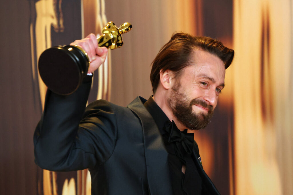 Kieran Culkin posa con el Oscar al Mejor Actor de Reparto por «A Real Pain» en la sala de fotos de los Oscars en la 97ª edición de los Premios de la Academia en Hollywood, Los Ángeles, California, Estados Unidos, 2 de marzo de 2025. REUTERS/Daniel Cole