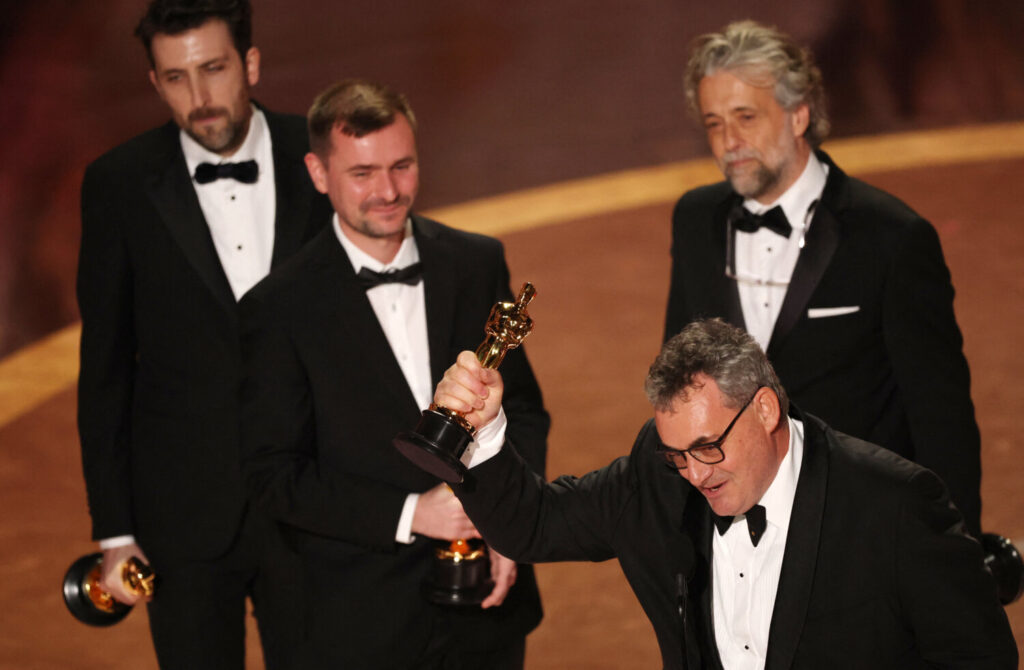 Paul Lambert, Stephen James, Rhys Salcombe y Gerd Nefzer ganan el Oscar a los Mejores Efectos Visuales por «Dune: Parte Dos» durante la gala de los Oscars en la 97ª edición de los Premios de la Academia en Hollywood, Los Ángeles, California, EE.UU., 2 de marzo de 2025. REUTERS/Carlos Barria