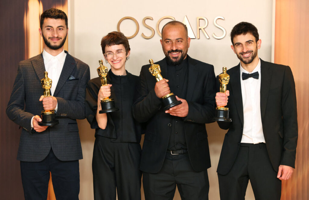 Basel Adra, Rachel Szor, Hamdan Ballal y Yuval Abraham posan con el Oscar al Mejor Largometraje Documental por «No Other Land» en la sala de fotos de los Oscars en la 97ª edición de los Premios de la Academia en Hollywood, Los Ángeles, California, EE.UU., 2 de marzo de 2025. REUTERS/Daniel Cole