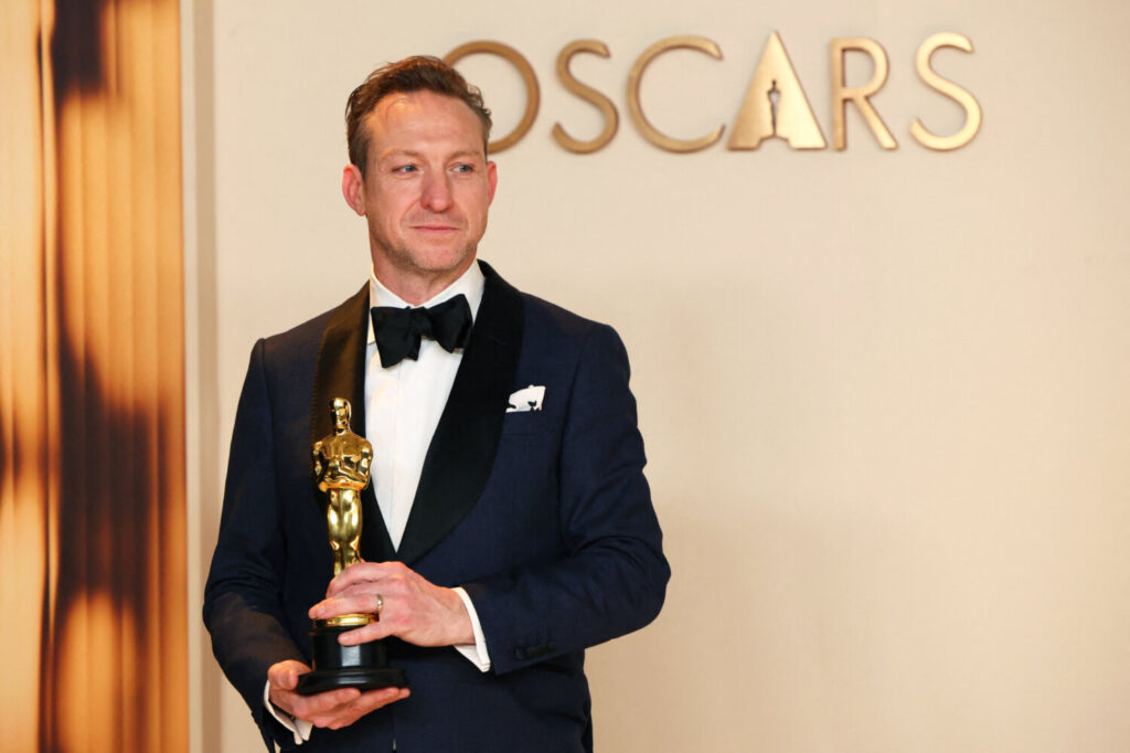 Lol Crawley posa con el Oscar a la Mejor Fotografía por «The Brutalist» en la sala de fotos de los Oscars en la 97ª edición de los Premios de la Academia en Hollywood, Los Ángeles, California, Estados Unidos, 2 de marzo de 2025. REUTERS/Daniel Cole