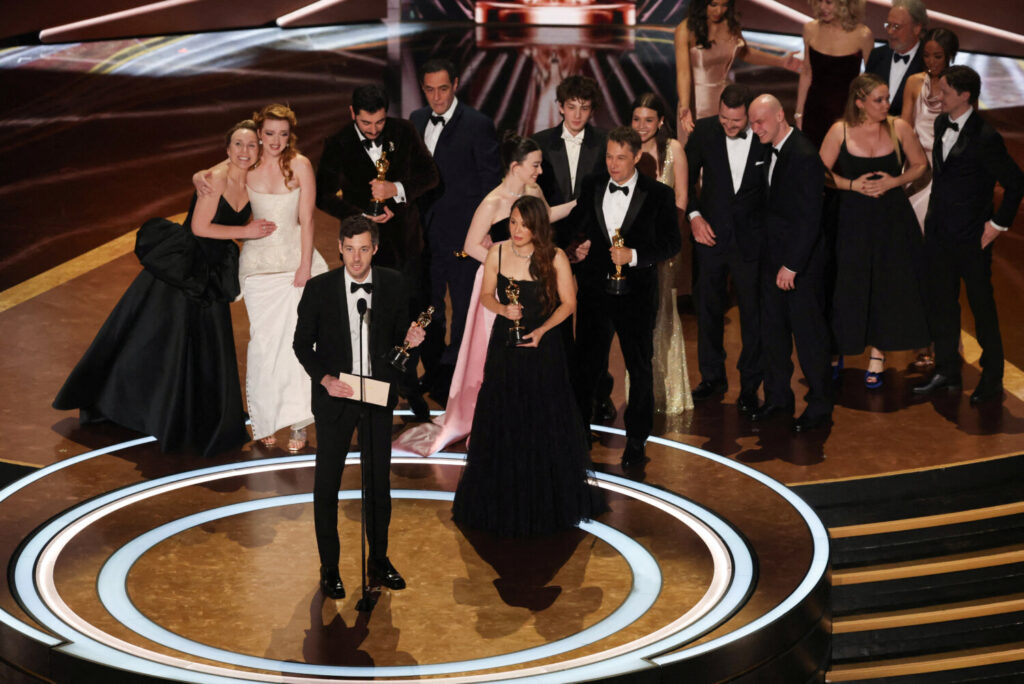 El director Sean Baker, los productores Alex Coco y Samantha Quan y miembros del reparto y del equipo ganan el Oscar a la Mejor Película por «Anora» durante la gala de los 97º Premios de la Academia en Hollywood, Los Ángeles, California, EE.UU., 2 de marzo de 2025. REUTERS/Carlos Barria 