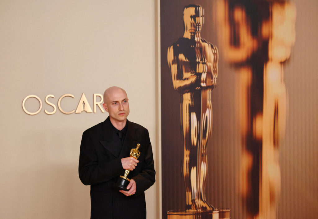 Daniel Blumberg posa con el Oscar a la Mejor Banda Sonora Original por «The Brutalist» en la sala de fotos de los Oscars en la 97ª edición de los Premios de la Academia en Hollywood, Los Ángeles, California, Estados Unidos, 2 de marzo de 2025. REUTERS/Daniel Cole