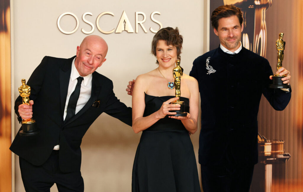 Clement Ducol, Camille y Jacques Audiard posan con el Oscar a la Mejor Canción Original por «El Mal» de «Emilia Pérez» en la sala de fotos de los Oscars en la 97ª edición de los Premios de la Academia en Hollywood, Los Ángeles, California, Estados Unidos, 2 de marzo de 2025. REUTERS/Daniel Cole