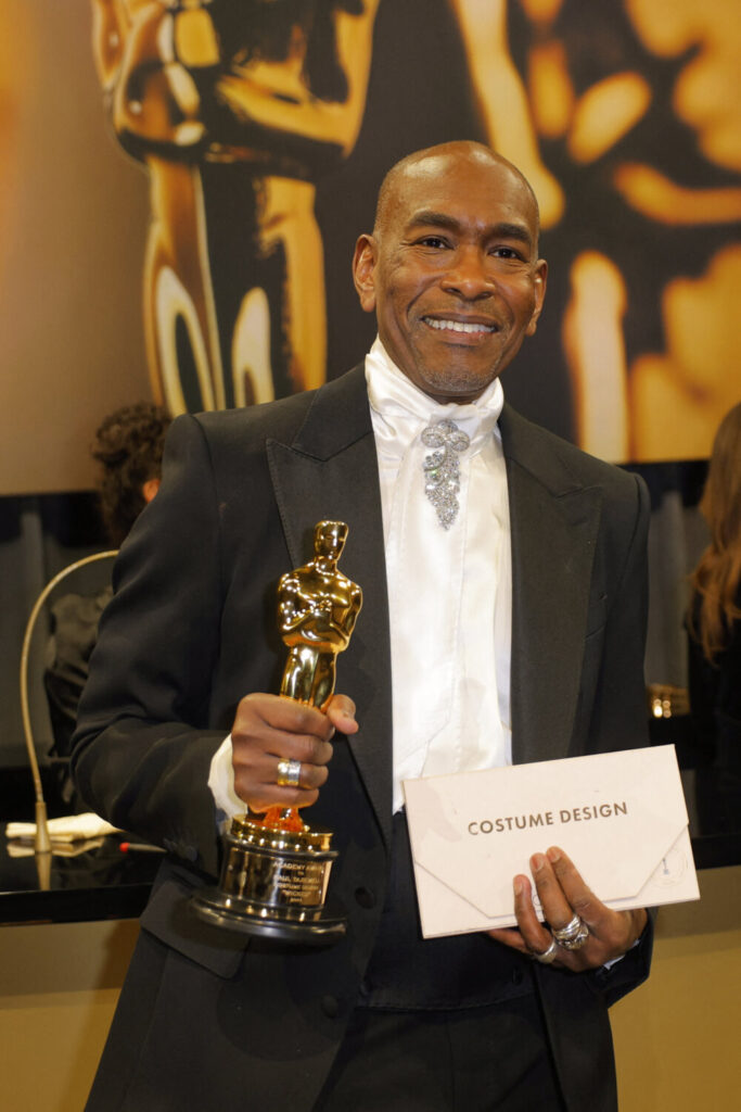 Paul Tazewell posa con el Oscar al Mejor Diseño de Vestuario por «Wicked» en el Governors Ball tras la gala de los Oscars en la 97ª edición de los Premios de la Academia en Hollywood, Los Ángeles, California, Estados Unidos, 2 de marzo de 2025. REUTERS/Mike Blake