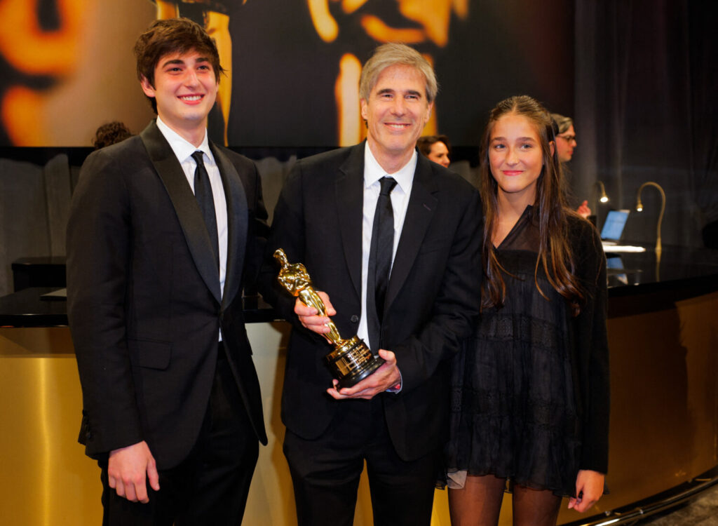 Walter Salles posa con el Oscar a la Mejor Película Internacional por «I'm Still Here», de Brasil, junto a su familia en el Governors Ball tras la gala de los Oscars en la 97ª edición de los Premios de la Academia en Hollywood, Los Ángeles, California, EE.UU., 2 de marzo de 2025. REUTERS/Mike Blake